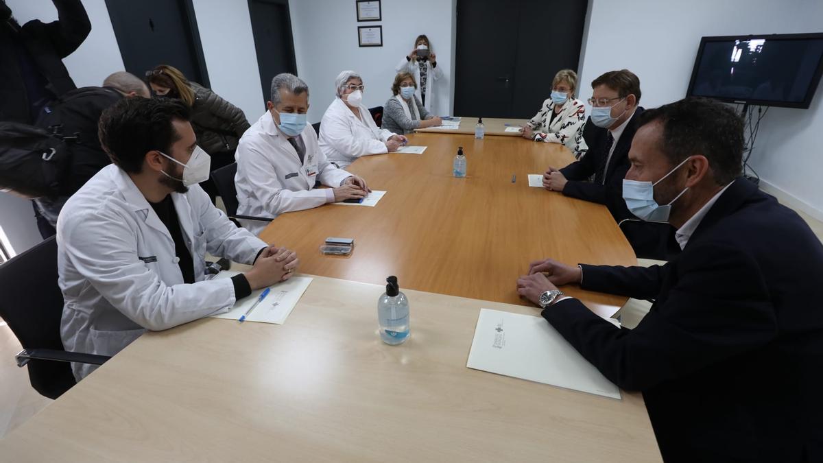 La reunión de Puig y Barceló en las instalaciones del Hospital General de Elche, con asistencia también del alcalde, Carlos González