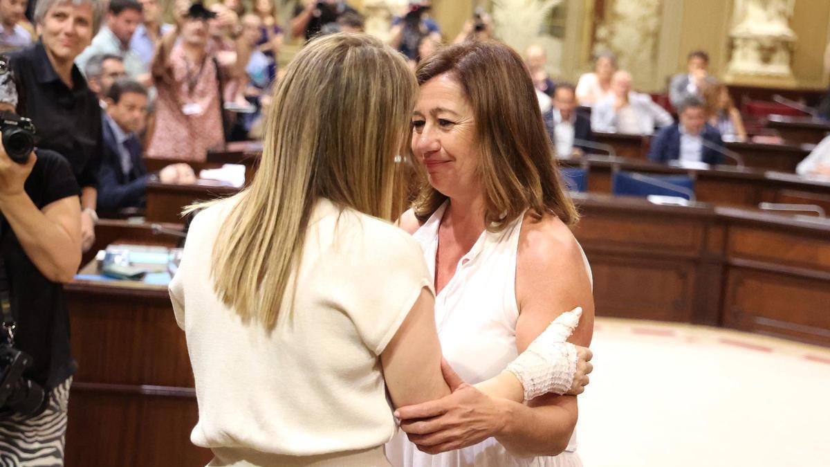 La presidente del Govern , Marga Prohens, saluda a Armengol .