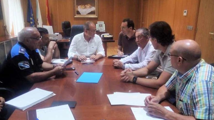 Carrera presidió la reunión para coordinar las actuaciones. // FdV