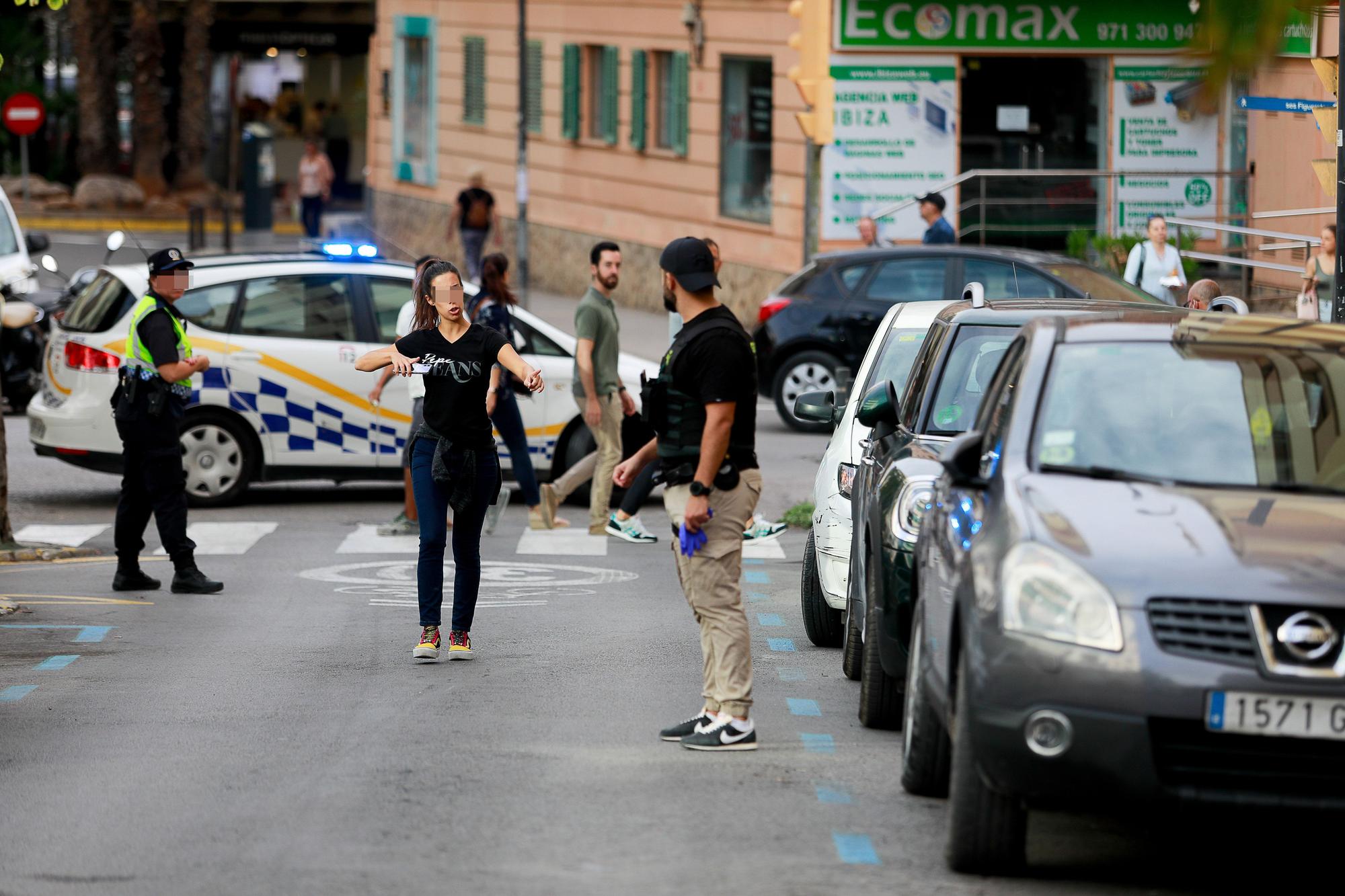 Las imágenes del registro de la Guardia Civil de Ibiza en la calle Arxiduc Lluis Salvador