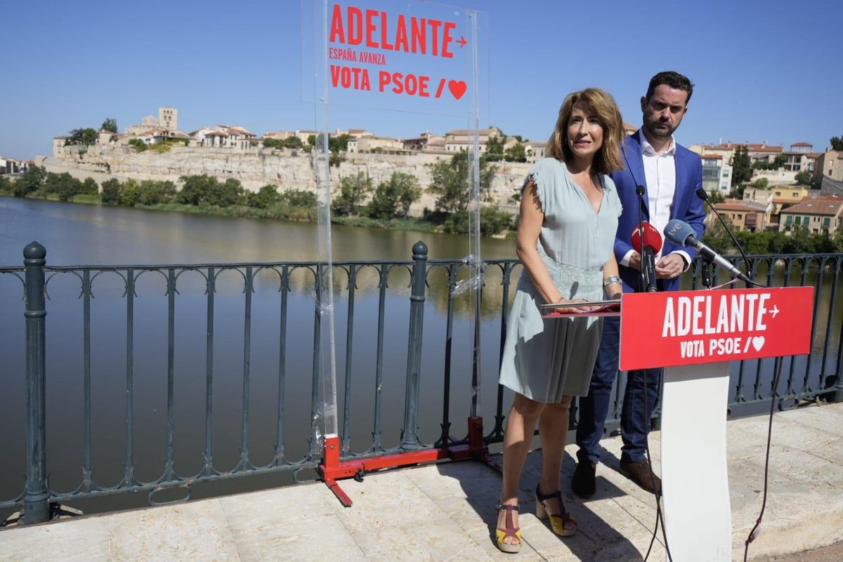 La ministra de Transportes, Movilidad y Agenda Urbana, Raquel Sánchez, en Zamora junto a Antidio Fagúndez en un acto de campaña electoral del PSOE