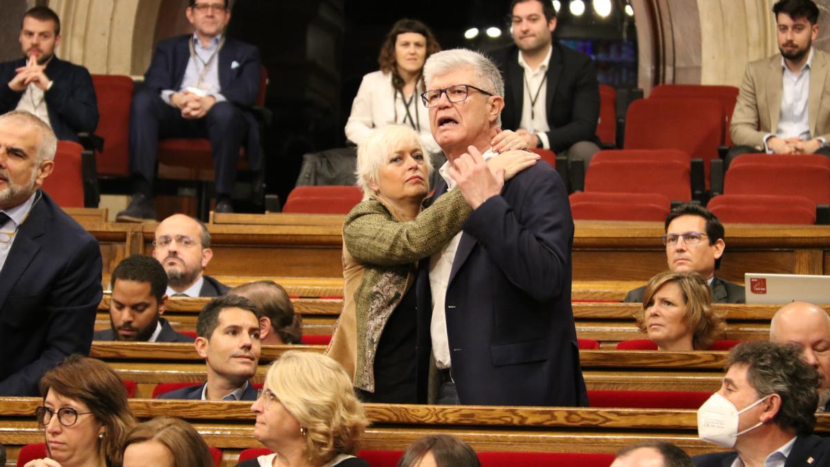 El diputat de Cs Matías Alonso protesta, mentre Anna Grau l&#039;abraça durant el ple del Parlament