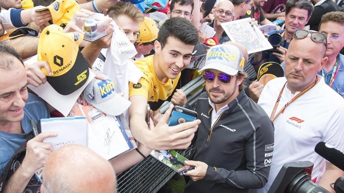 Fernando Alonso, firmando autógrafos ayer en el Circuit de Catalunya.