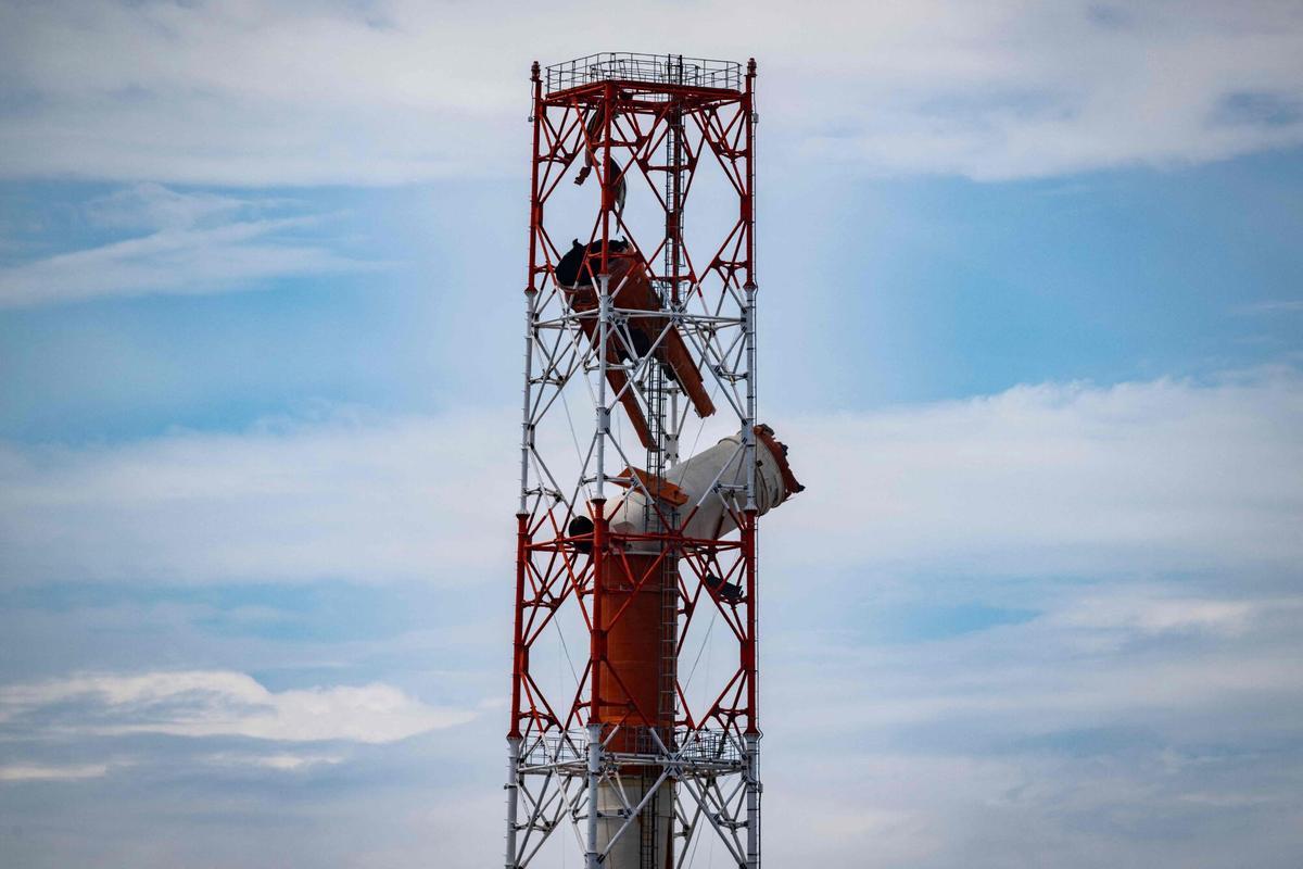 Una chimenea dañada se ve en el Yatsushiro Mill de Nippon Paper Industries en Yatsushiro, prefectura de Kumamoto, el 29 de julio de 2026, después de que un terremoto sacudió el suroeste de Japón el día anterior. (Foto de Yuichi YAMAZAKI / AFP)