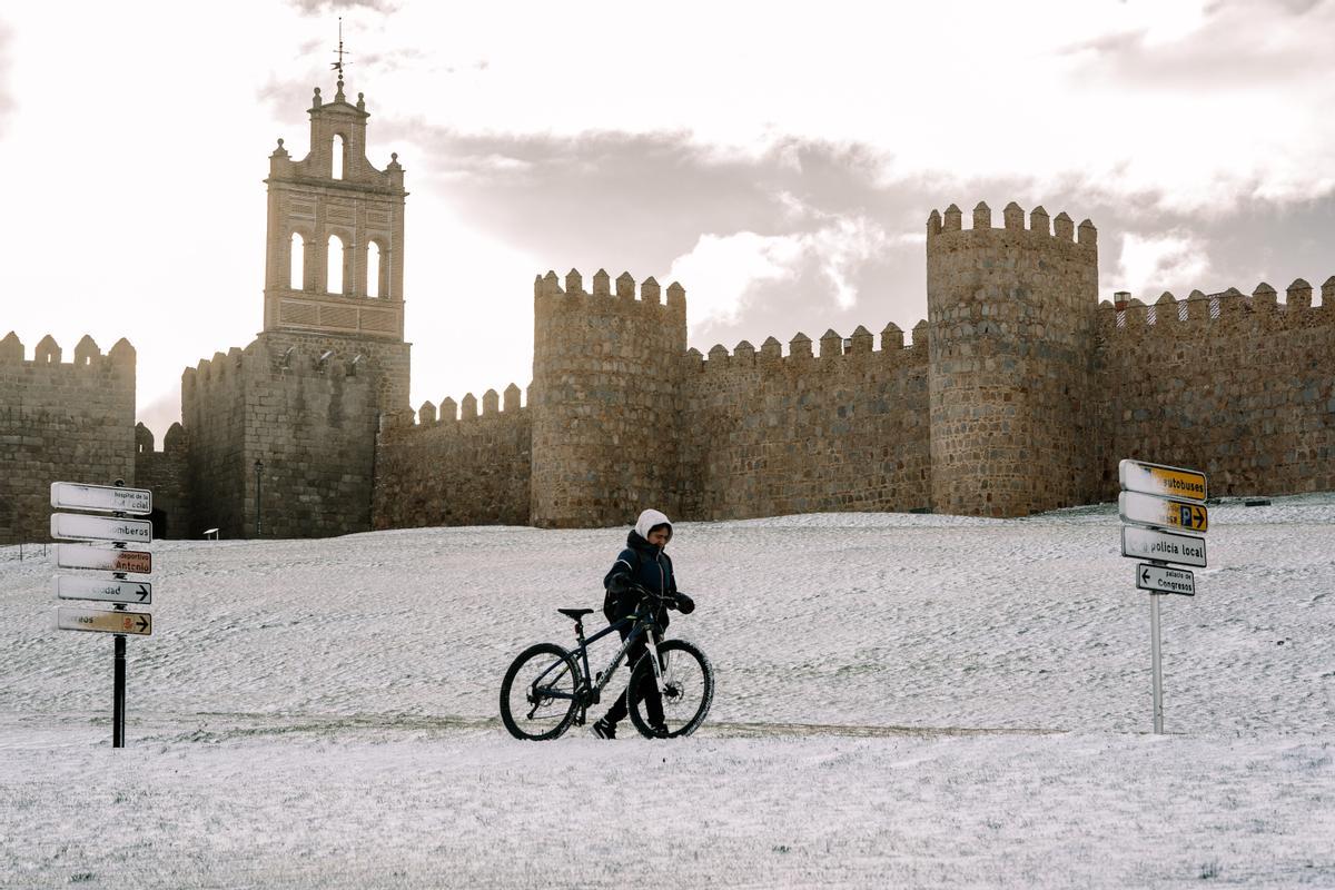 -FOTODELDIA- ÁVILA, 18/01/2023.- Exterior de la muralla en la ciudad de Ávila cubierta por la nieve caída durante la madrugada de este miércoles. La borrasca Fien continúa este miércoles dejando a prácticamente toda España con avisos por nevadas. EFE/ Raúl Sanchidrián