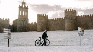 -FOTODELDIA- ÁVILA, 18/01/2023.- Exterior de la muralla en la ciudad de Ávila cubierta por la nieve caída durante la madrugada de este miércoles. La borrasca Fien continúa este miércoles dejando a prácticamente toda España con avisos por nevadas. EFE/ Raúl Sanchidrián