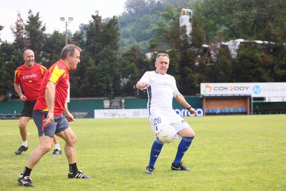 En imágenes: Los héroes que levantaron el único título de la historia del Real Oviedo se reencuentran 41 años después: así fue la "histórica y divertida" reunión