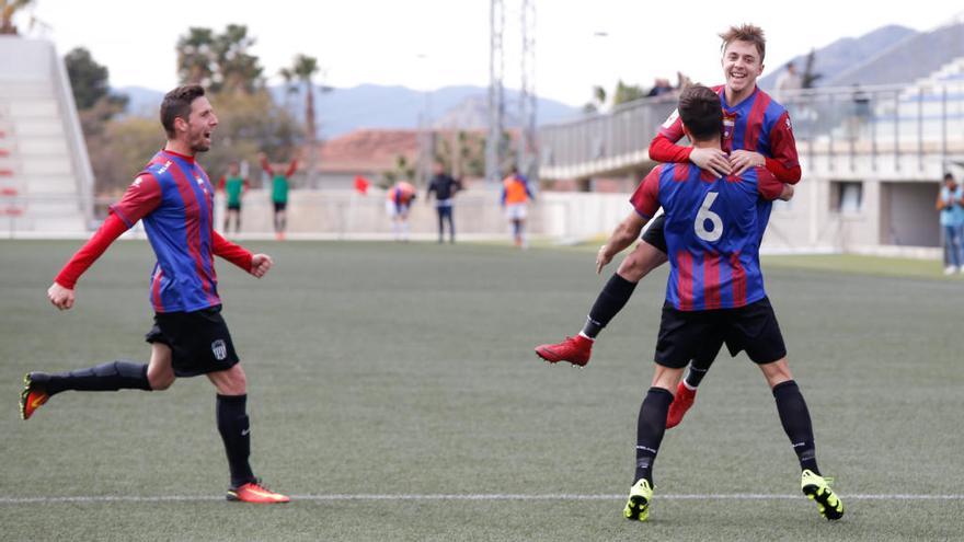 Loren Burón abraza a Clausí en el segundo tanto azulgrana.