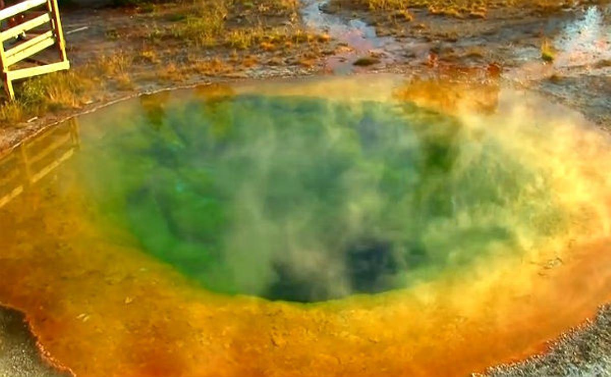 Les monedes acumulades durant anys a la piscina natural Morning Glory de Yellowstone n’han canviat el color de l’aigua.