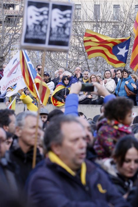 Milers de persones clamen per la llibertat de Puigdemont davant la subdelegació del govern de Girona