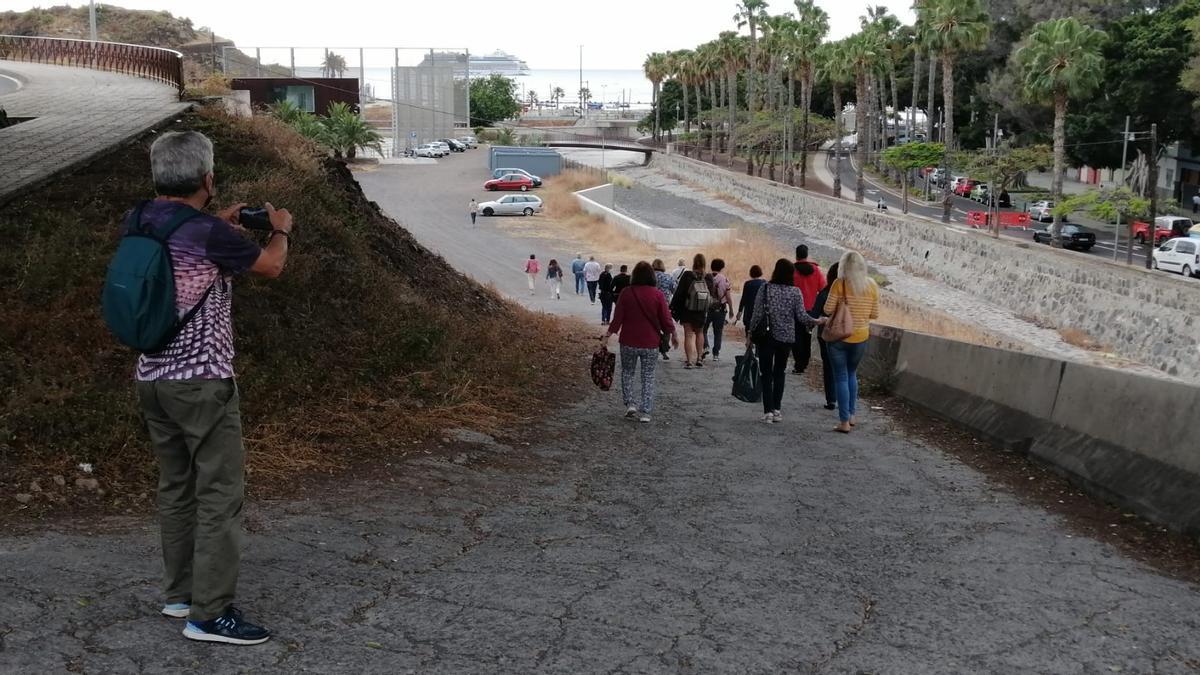 Tramo de cien metros que deben recorrer los usuarios de las líneas 946 y 947 hasta la avenida para hacer transbordo.