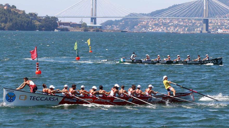 Bueu y Samertolaméu, en una regata en aguas de Cesantes.