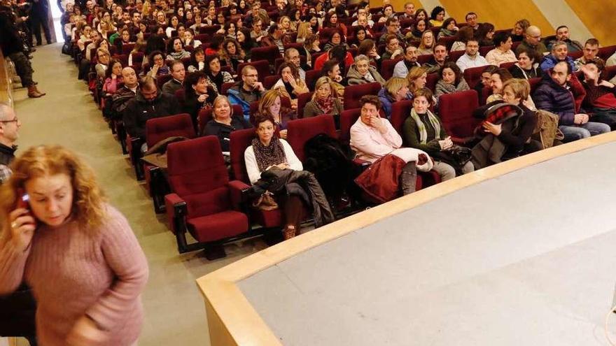 La asamblea de interinos en el salón de actos de la sede del Principado, en Llamaquique.