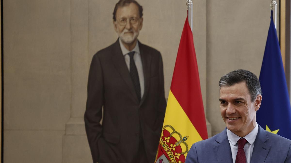 El presidente del Gobierno, Pedro Sánchez, en una imagen en La Moncloa, bajo el retrato del ex presidente Mariano Rajoy. /