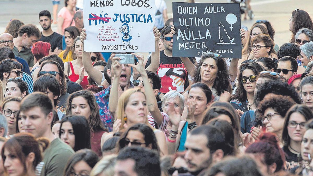 Varios miles de personas protestan por la liberación de La Manada