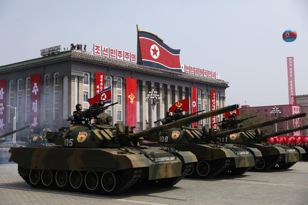 Desfile militar por la fiesta nacional de Corea del Norte.