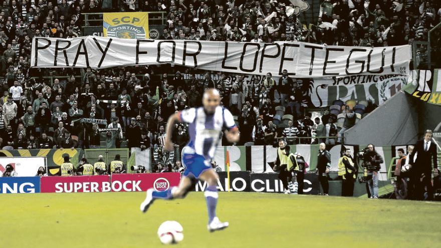 Los aficionados del Sporting lisboeta muestran una pancarta en la que piden &quot;Recemos por Lopetegui&quot;. Foto Epa Photo