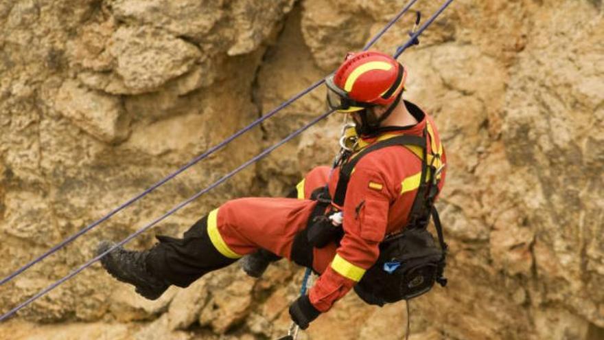 Un militar de la UME en un descenso durante una búsqueda.