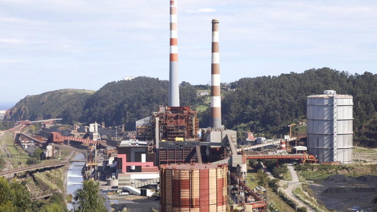 La central d'Aboño, col grupu 2 a la izquierda y el grupu 1 (cola chimenea más pequeña) a la derecha.