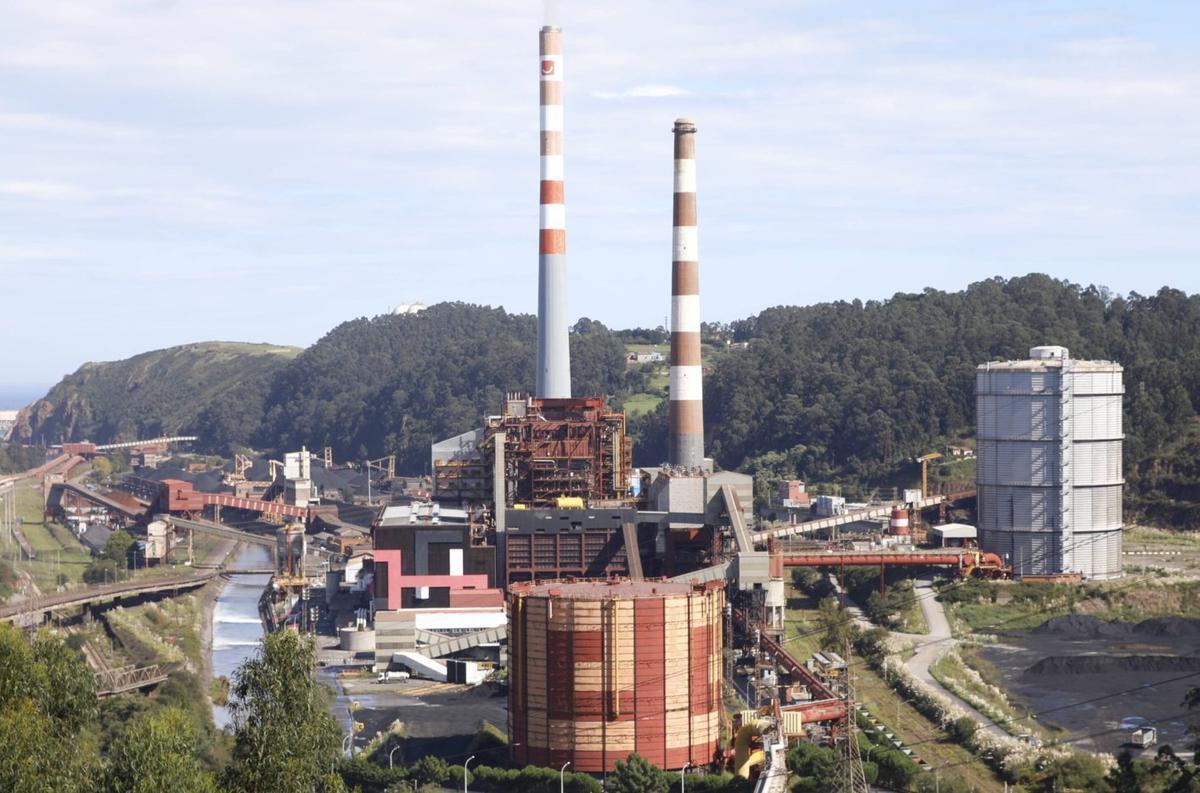 La central d'Aboño, col grupu 2 a la izquierda y el grupu 1 (cola chimenea más pequeña) a la derecha.