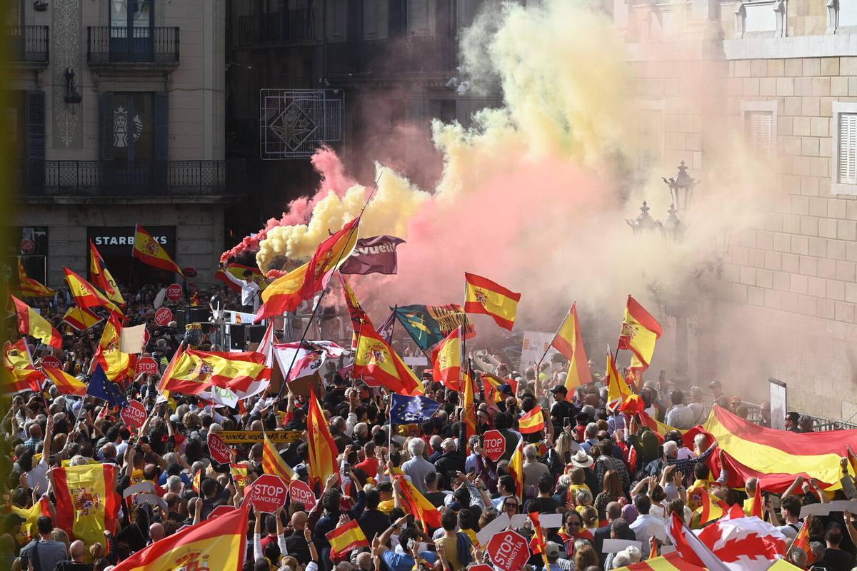 Concentració a la plaça Sant Jaume convocada pel PP contra la amnistia