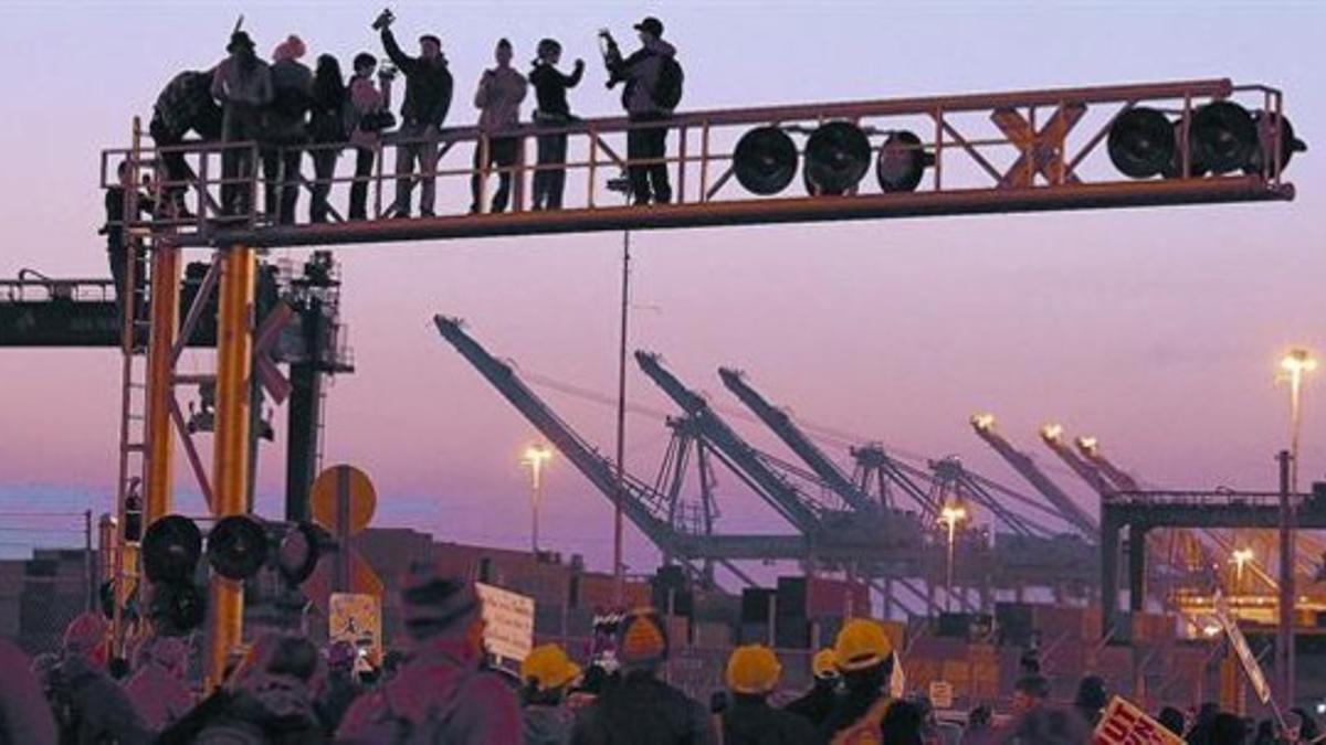 Trabajadores del puerto californiano de Oakland cortan el tráfico en el puerto, el pasado lunes.