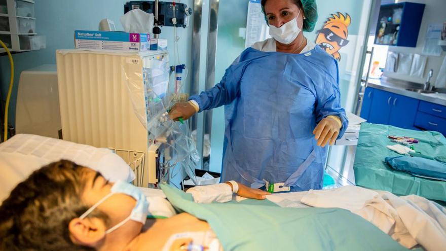 Enfermera pediátrica atendiendo a un paciente. |  Ariadna Creus y Ángel García, banco de imágenes enfermeras COIB.
