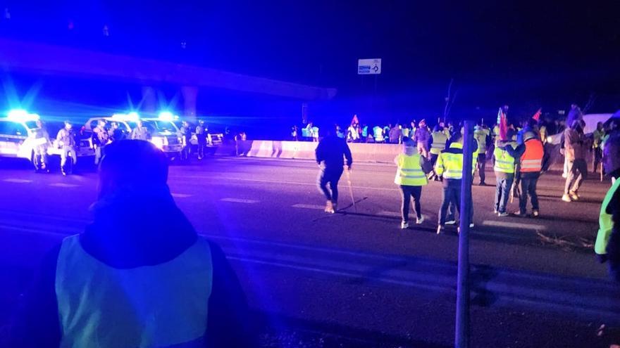 VÍDEO | La tensa madrugada de los agricultores de Zamora en la A-6