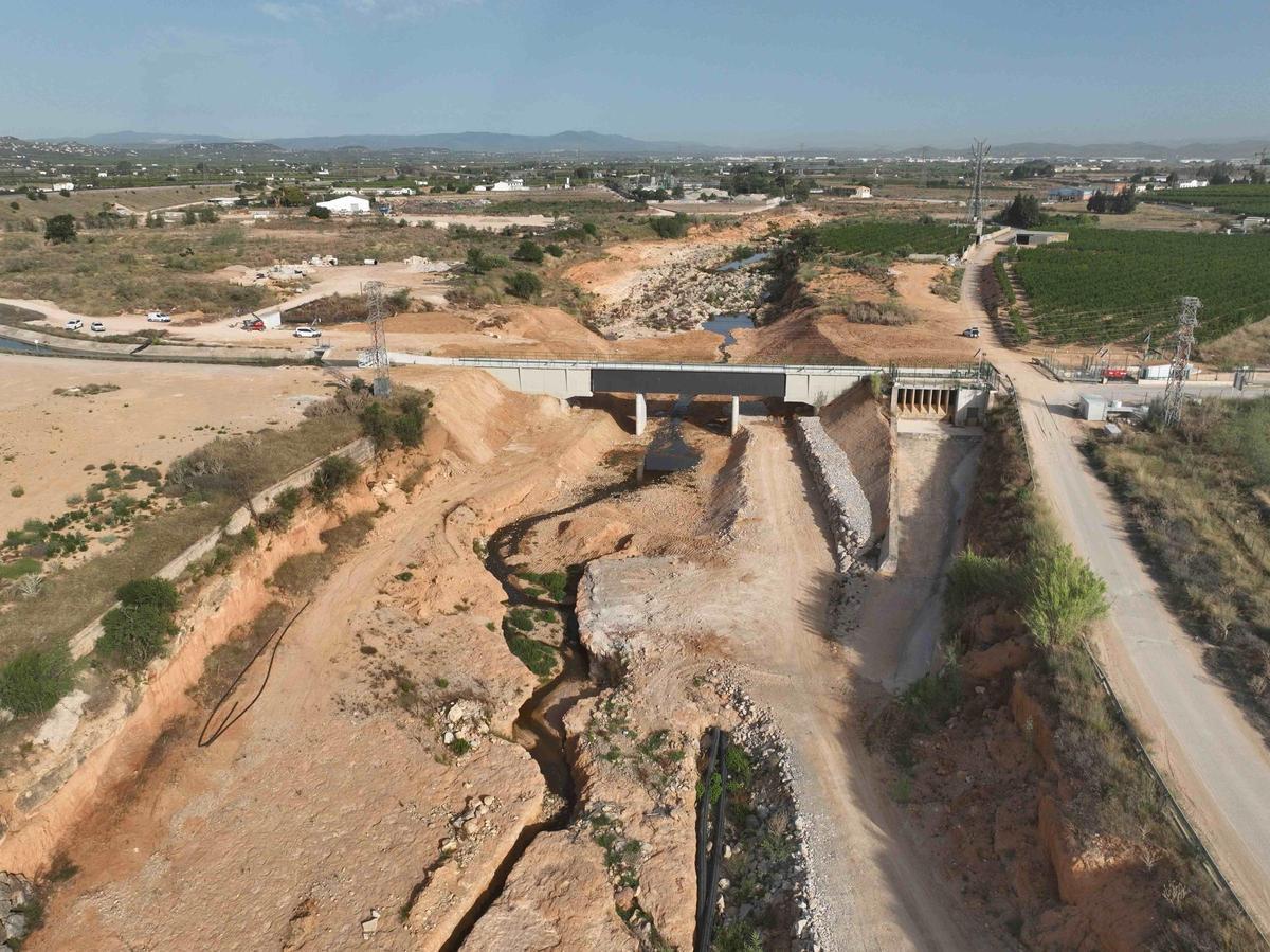 Nuevo acueducto instalado en el canal Júcar-Turia en su cruce con el barranco del Poyo.