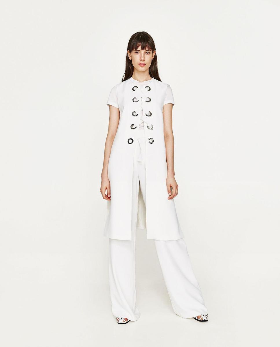 Zara apuesta por los looks blancos: chaleco