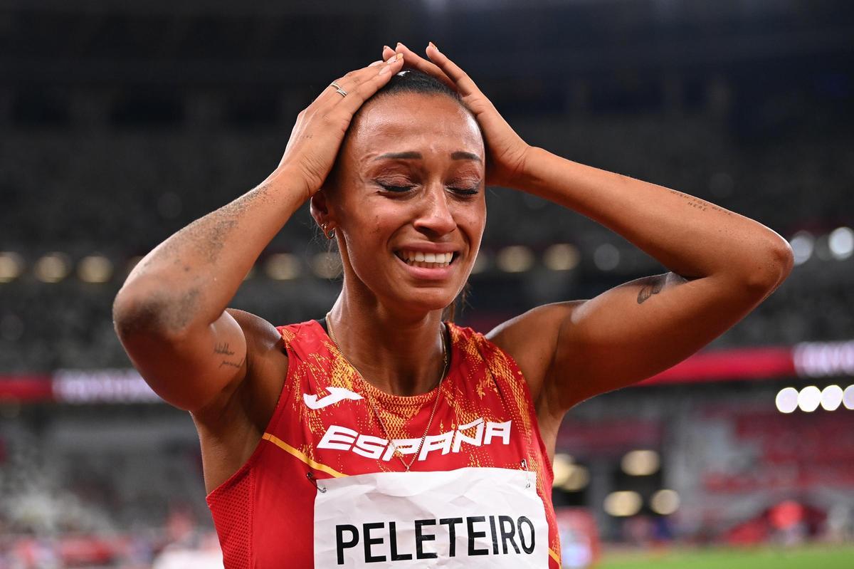 Ana Peleteiro se cuelga la medalla de bronce en triple salto