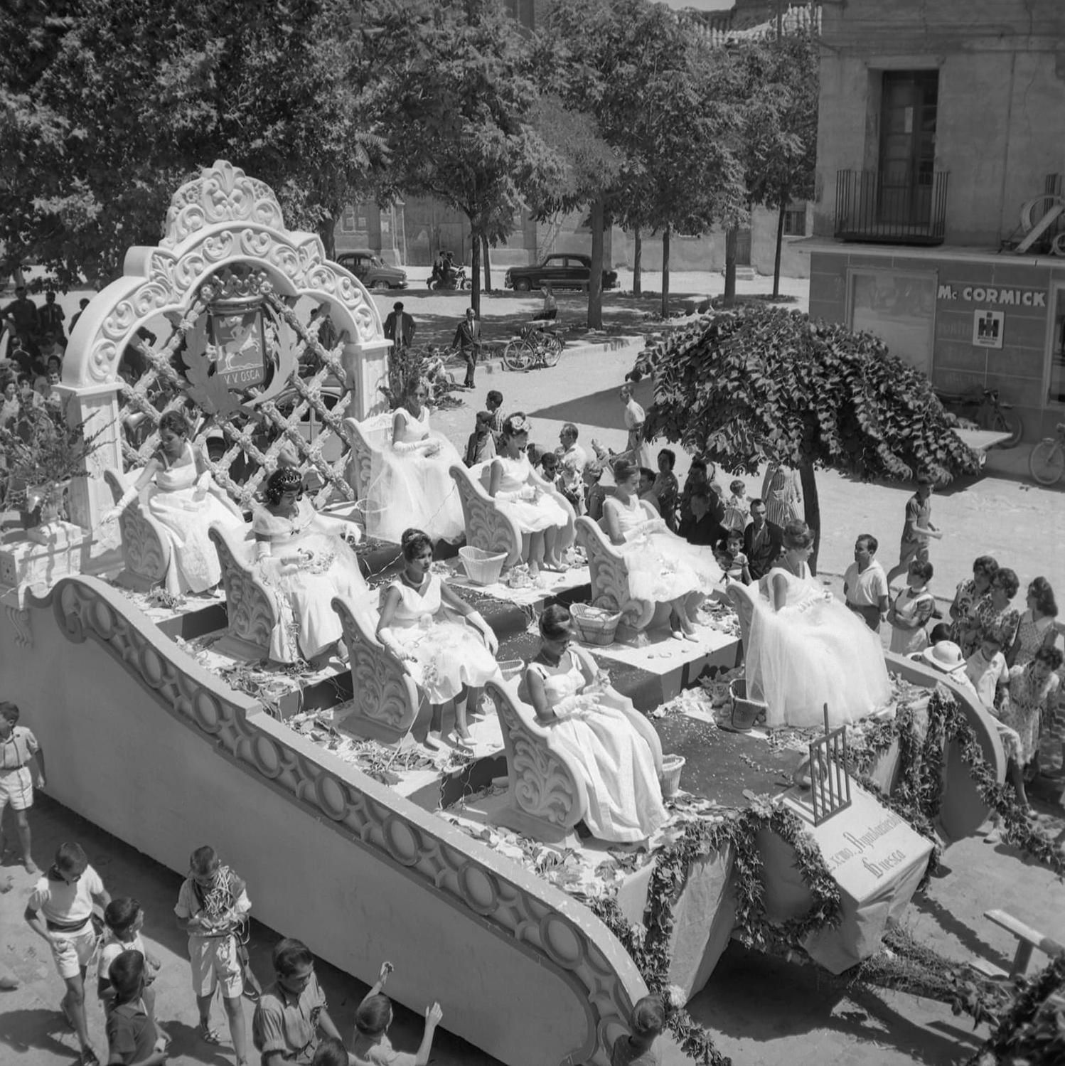 Mairalesas en un carroza durante los festejos de 1962.