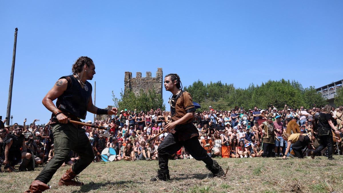 La representación teatral, al igual que el Desembarco Vikingo, se lleva a cabo en las Torres de Oeste.
