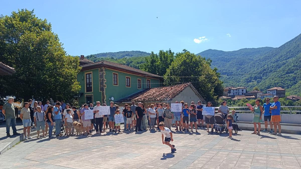 La concentración en San Juan de Beleño, esta mañana
