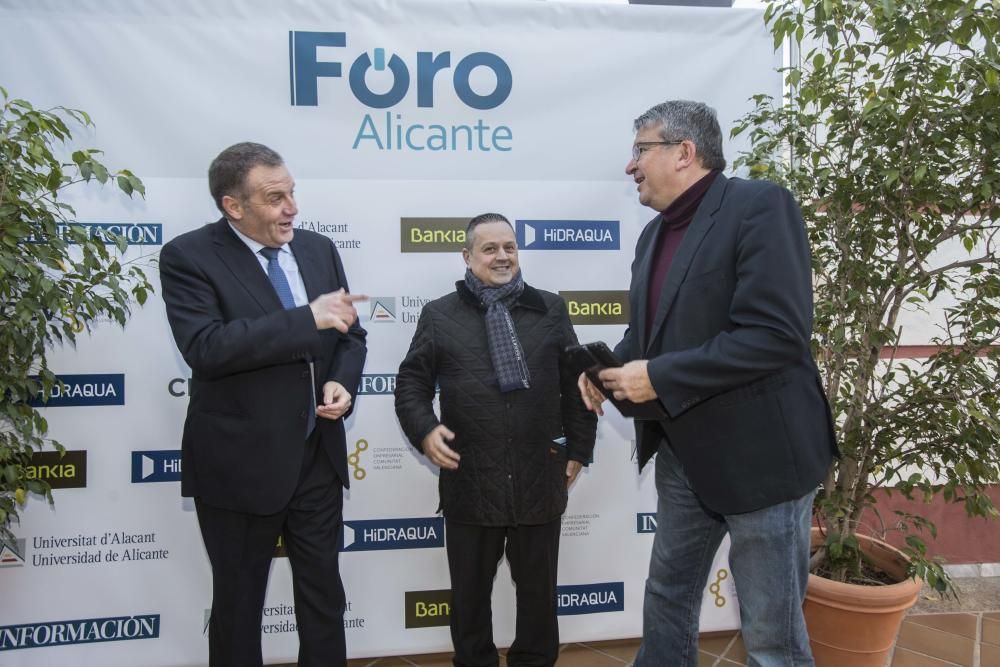 El psiquiatra Bartolomé Pérez Gálvez; el director de la Universidad CEU Cardenal Herrera de Elche, Francisco Sánchez; y el profesor de la UA y dirigente de Cs Fernando Llopis se saludan antes de comenzar el acto.