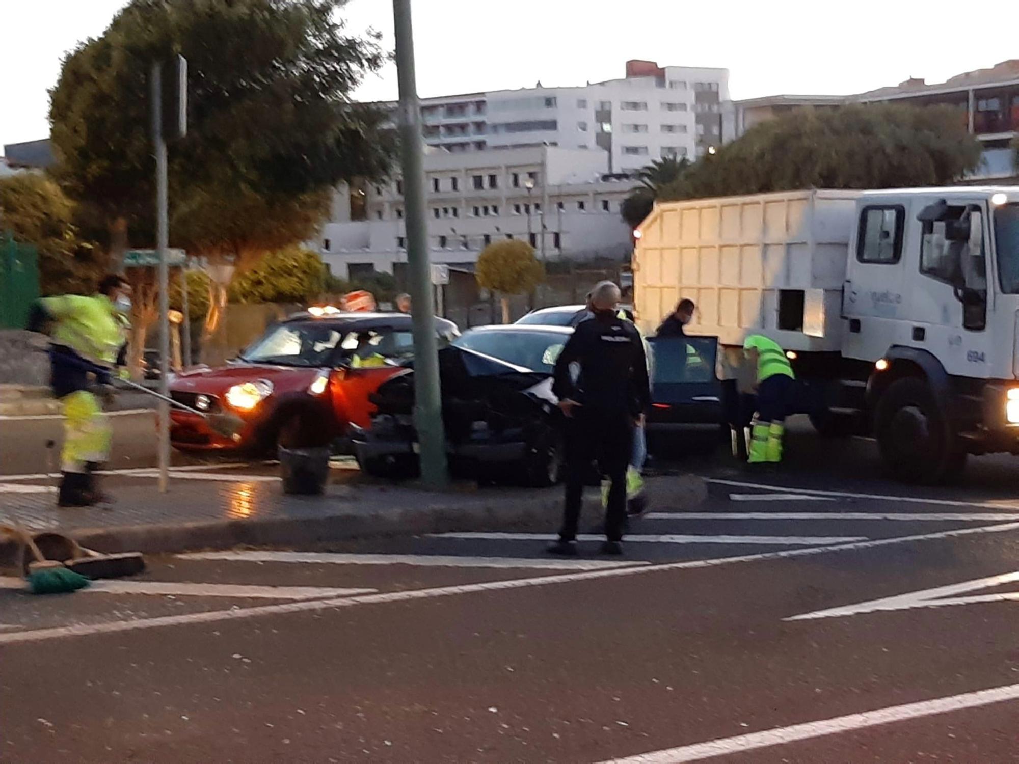 Choque de un automóvil con una farola en Siete Palmas