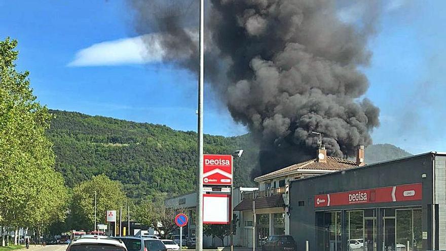 La gran columna de fum que va generar l’incendi d’Olot. | ANTI-RADARS GARROTXA