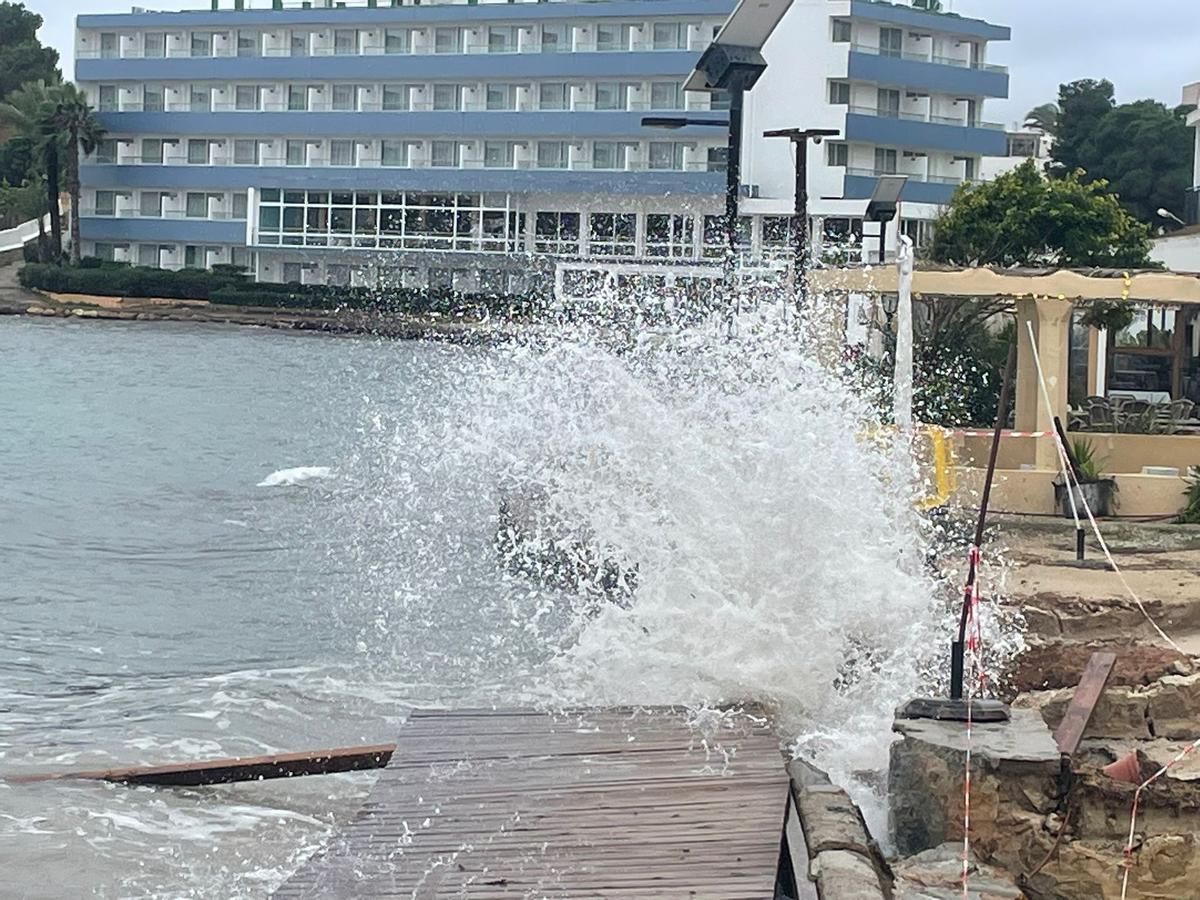 El oleaje golpeando Talamanca