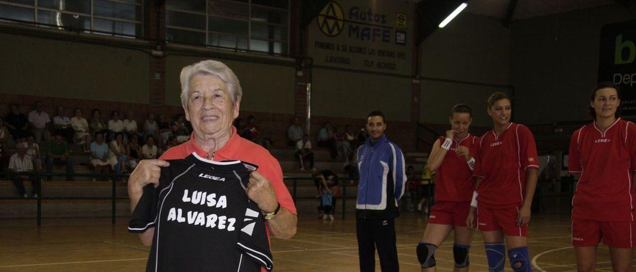 Luisa Álvarez, durante un homenaje en el polideportivo de Pola de Laviana en 2011.