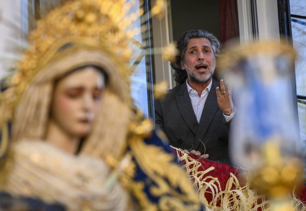 Arcángel canta una saeta al paso de la Virgen, en Sevilla.
