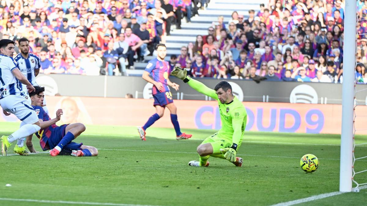 Bernal bate a Ryan gracias al centro de Eretic, al fondo de la imagen.