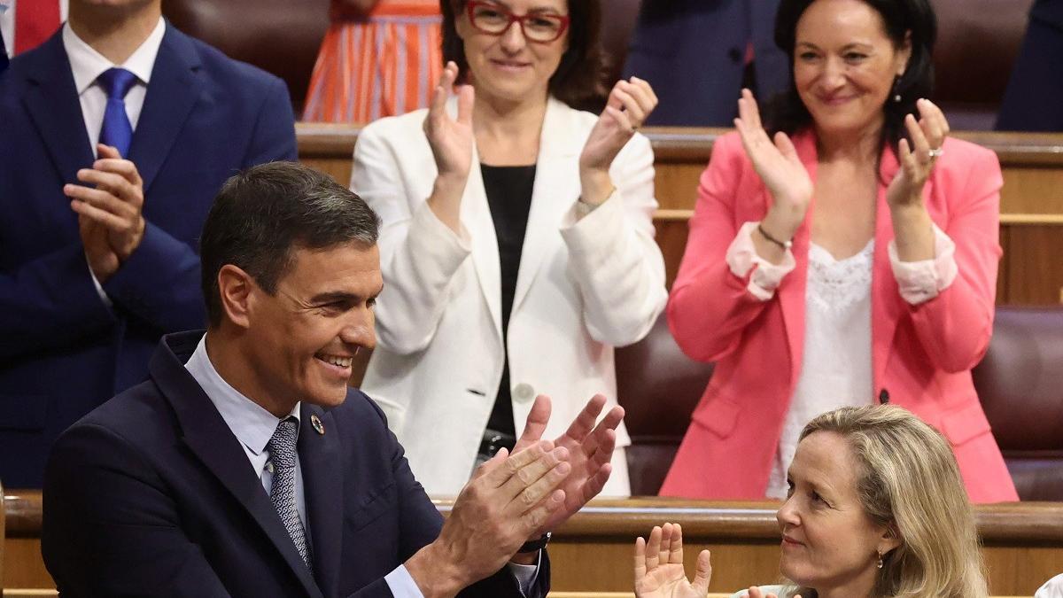 Rafi Crespín, arriba a la derecha, aplaude a Pedro Sánchez tras una intervención del presidente en el Congreso, en 2022.
