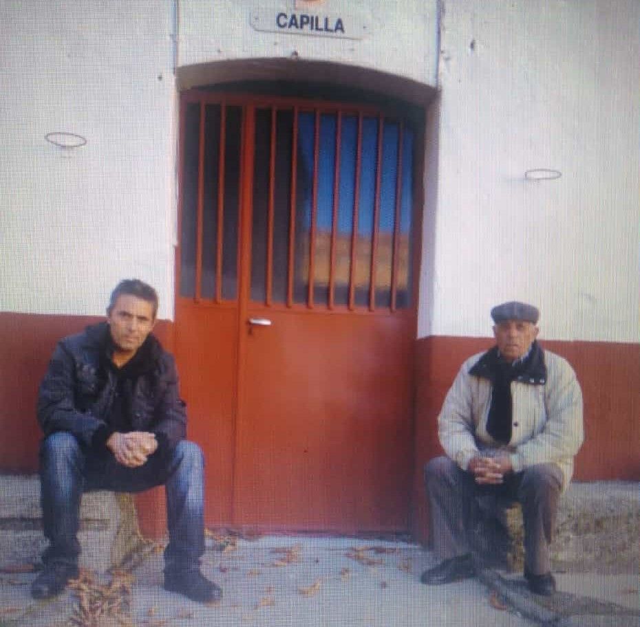 Julio Sotelo Ferrero con su hijo Viti, en el patio de caballos, a la entrada de la capilla.