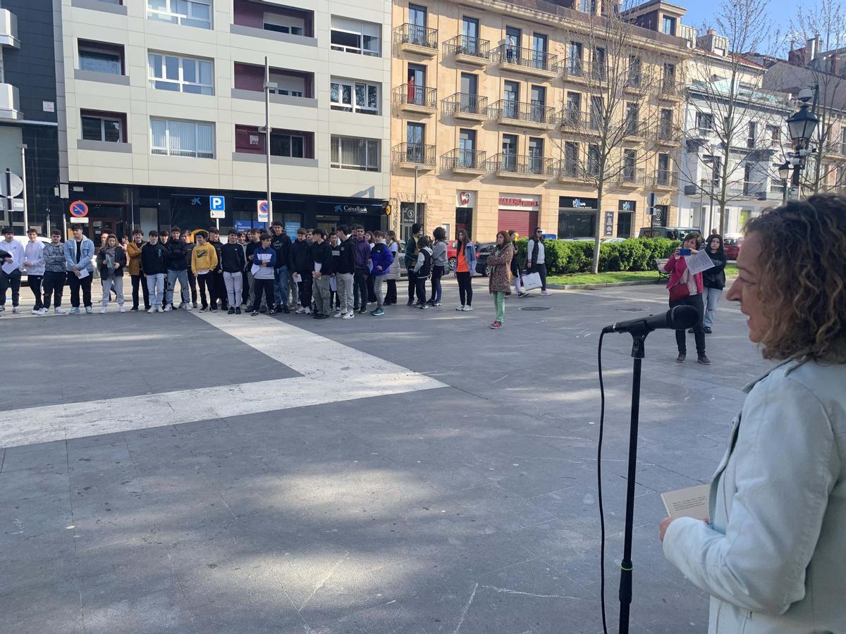 Un momento del acto de lectura de poemas en la plaza del Ayuntamiento de Siero, en la Pola.