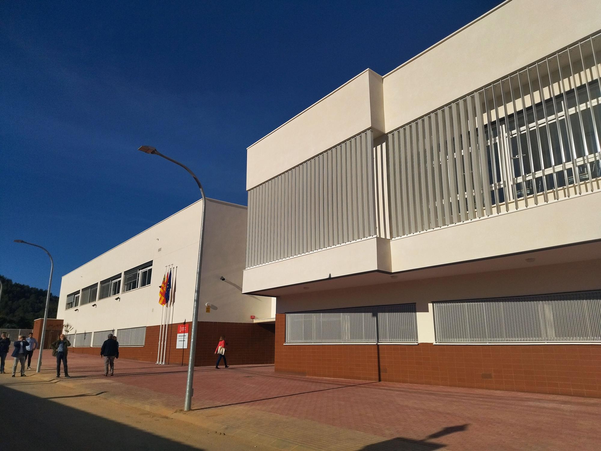 Los niños y niñas de Xaló estrenan el nuevo instituto-escuela Serra de Bèrnia entre aplausos