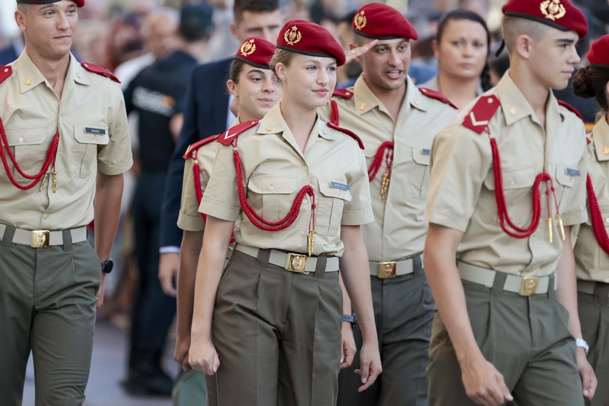 La princesa Leonor junto a sus compañeros de la Academia Militar de Zaragoza