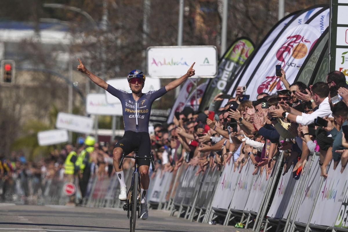 Pidcock, en la meta de Lucena