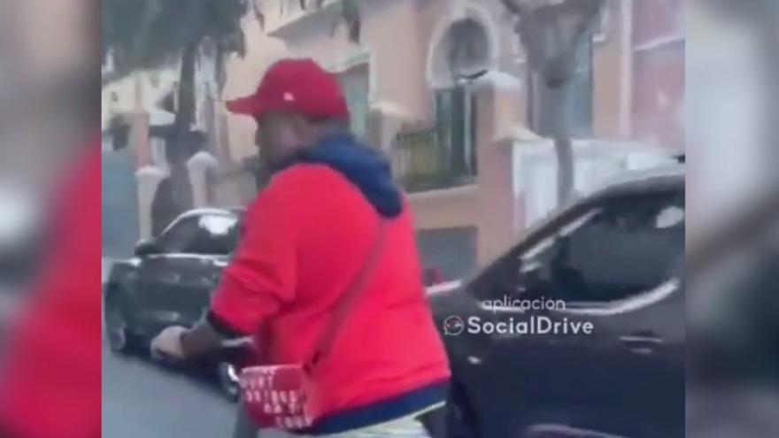 &quot;El bolichoso en patineta&quot;: un conductor temerario rompe el retrovisor de un coche