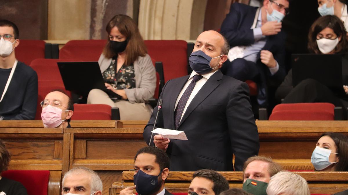 El líder del PP catalán, Alejandro Fernández, en el pleno del Parlament.