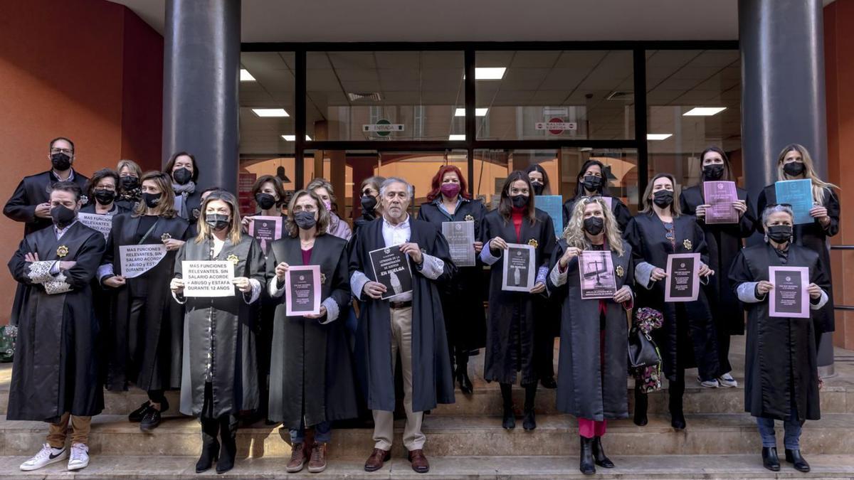 Protesta de los letrados de justicia en Palma.